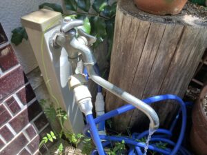 施工前の蛇口(水漏れの様子)