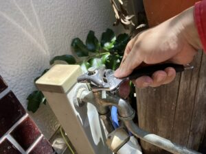 最後、ネジを締め込んでいる風景