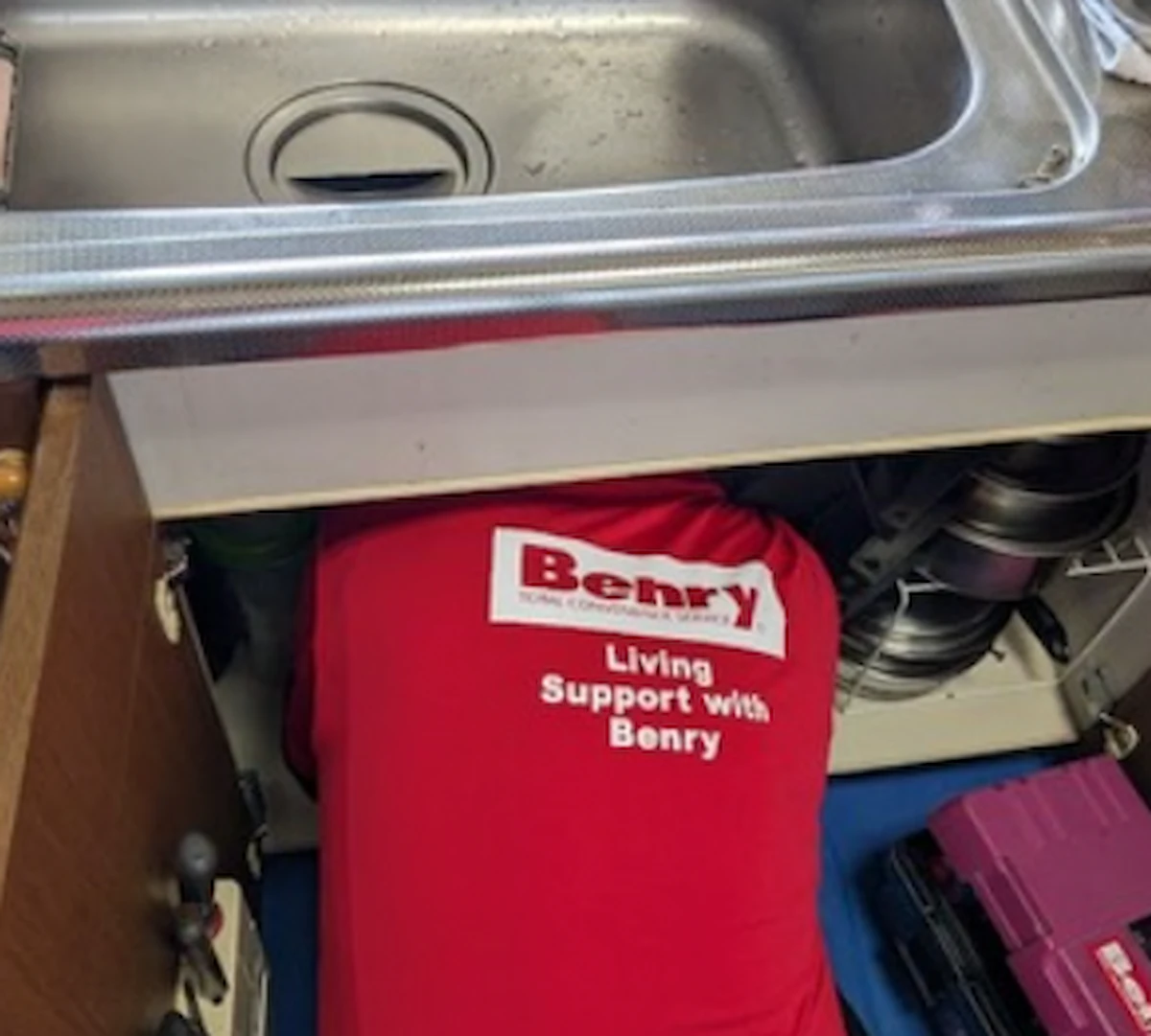 ベンリー廿日市・五日市南店スタッフによるシンク下の水漏れ修理作業