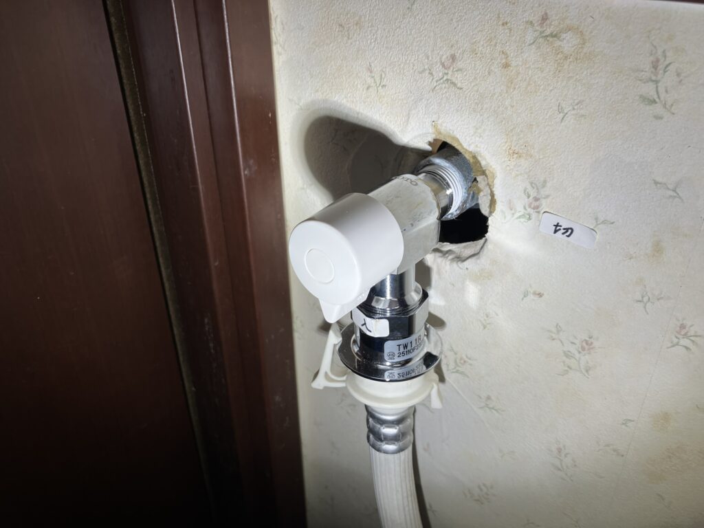 洗濯機用蛇口の根元・水漏れ箇所のアップ