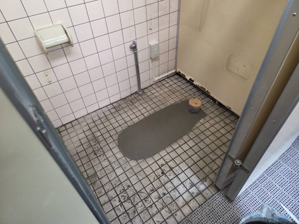 埋め戻してセメント補修で床を平らにした画像